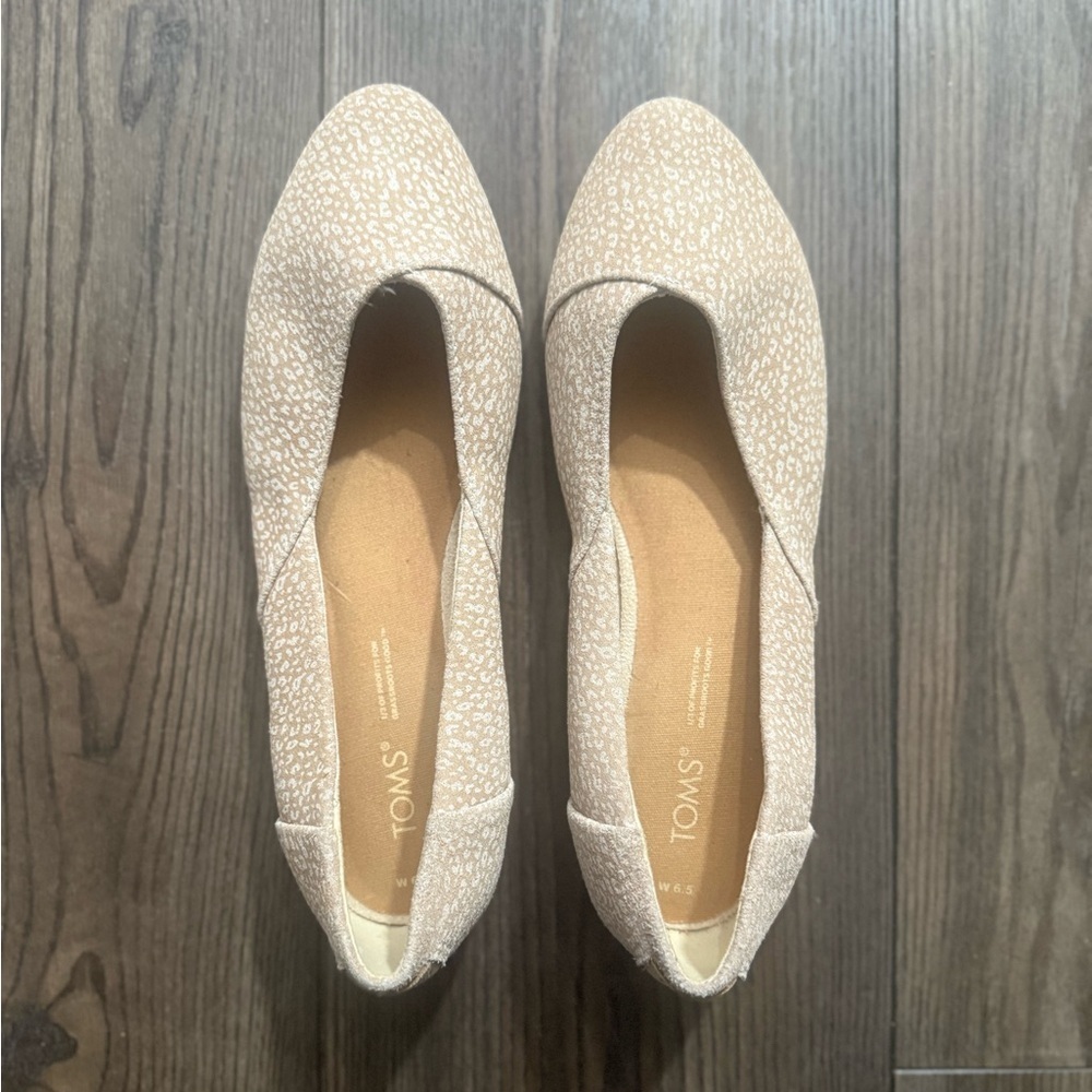 TOMS Pointed Toe Flats Beige Speckled Womens Size 6.5 Slip On Comfort